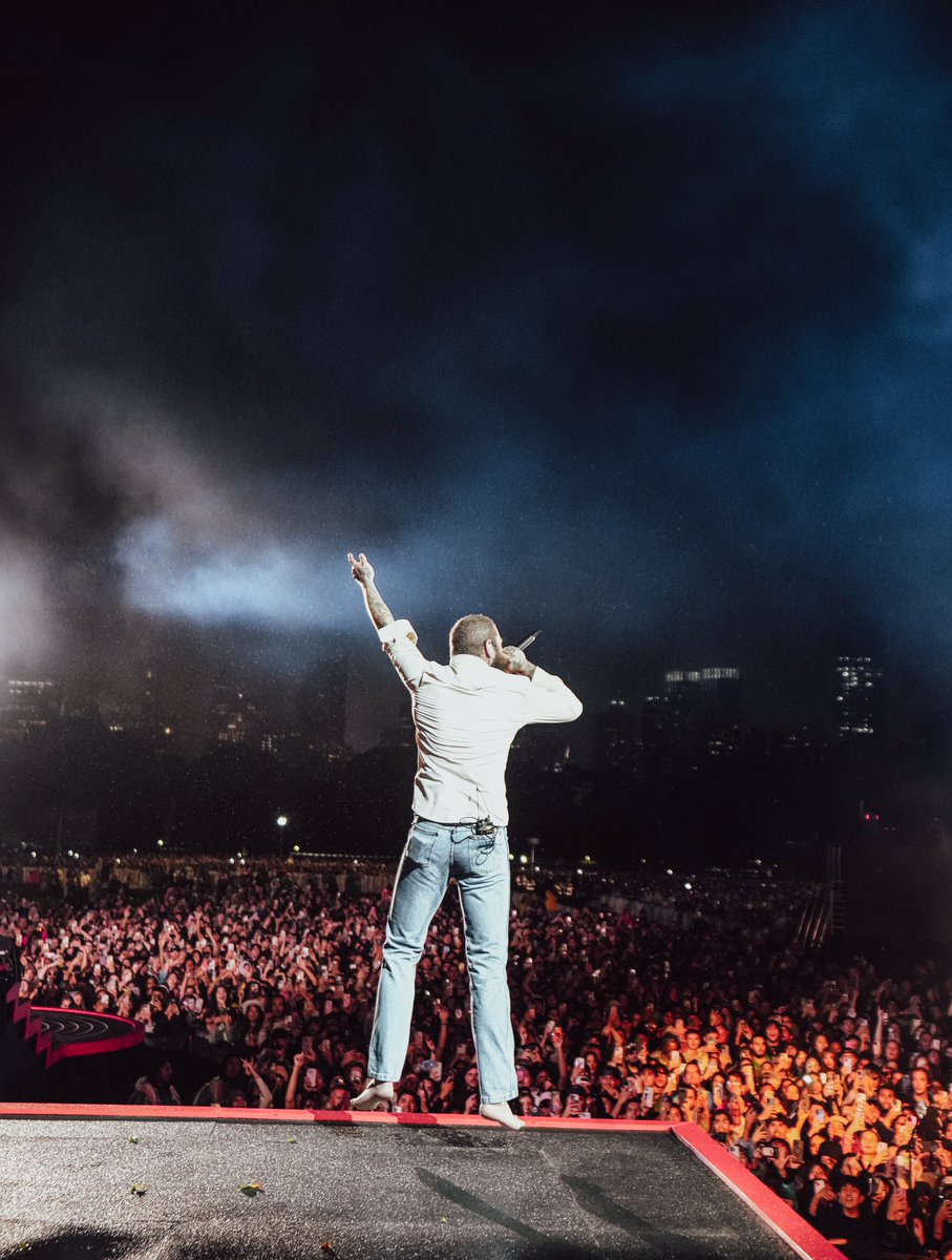 PostMalone's tweet photo. thank you @GlblCtzn 💚💚 https://t.co/6QUCYjfdqI