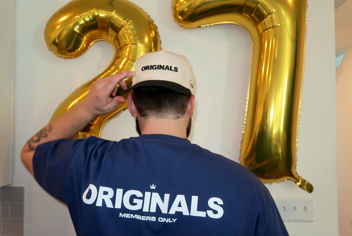Yesterday was insane

• 10 hour IRL stream
• 1300+ subs
• 160+ orders on drop night 
•  A weekend with my best friends

Thank you all for making me feel so special. I have no idea how I deserve all of you, but I will never take it for granted. See you all soon 🫨