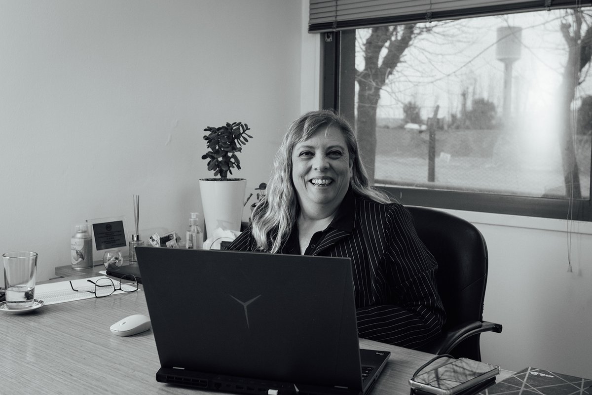 ElNobleAr's tweet photo. Andrea, CEO de El Noble.
Campeona del multitasking, Andrea supo ponerse al frente de un período de transformación que reaviva una chispa de tiempos mejores 💥 Mucho trabajo arduo, decisiones difíciles. Y ella siempre encuentra un momento para resolver algo más.
#elnoble https://t.co/IdpGcynTvP