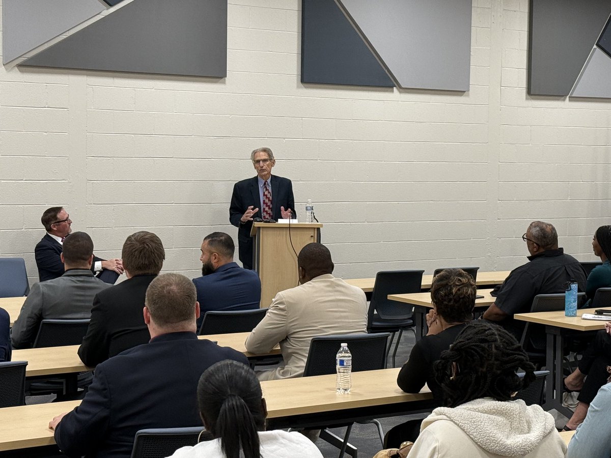 The 2024 Michael Alexander New Agent Academy took the Oath of Office on Friday. We welcomed 17 new agents to FOA.  It was great to see so many co-workers, friends and family of the new agents come out to show their support.  #WelcomeToFOA  #WhatYouDoMatters
#Purpose