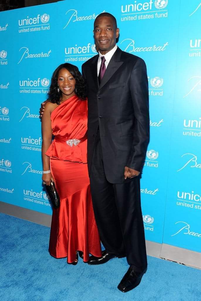 ebalemozindo's tweet image. #RDC: HOMMAGE À MUTOMBO DIKEMBE. 

En union de prière avec la désormais veuve Rose Mutombo qui vient de perdre son mari ce 30/09/2024, la légende de la NBA #Mutombo #Dikembe après 28 ans mariage.