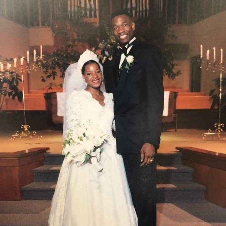 ebalemozindo's tweet image. #RDC: HOMMAGE À MUTOMBO DIKEMBE. 

En union de prière avec la désormais veuve Rose Mutombo qui vient de perdre son mari ce 30/09/2024, la légende de la NBA #Mutombo #Dikembe après 28 ans mariage.