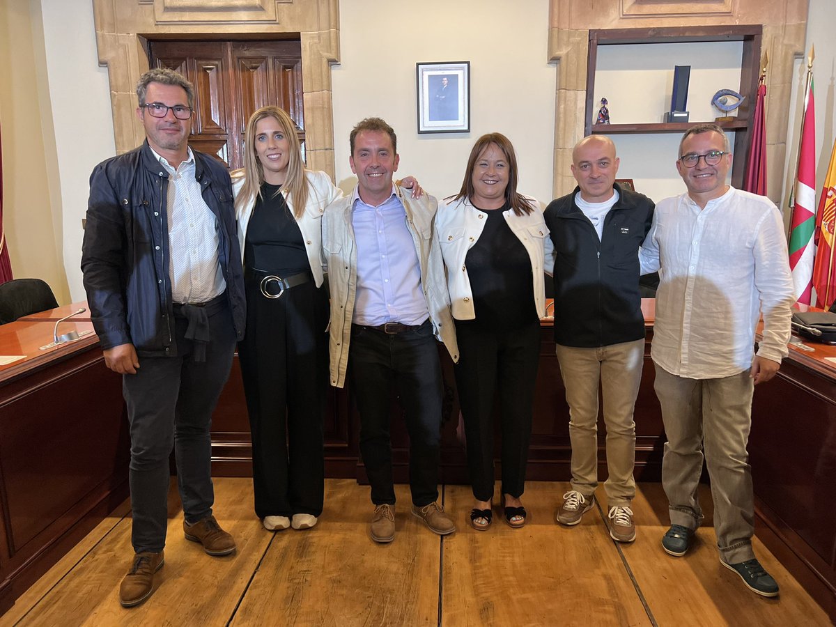 PSEBizkaia's tweet photo. 📸 Pleno de despedida de Txitxo Abascal como alcalde de #ermua

Eskerrik asko por todo tu trabajo y dedicación
#hacemosbizkaia
@socialistavasco @PSEErmua https://t.co/jKTFzJEbiN
