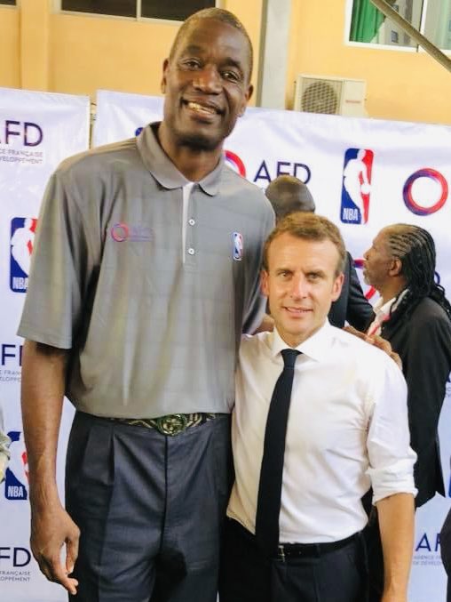 Quand certains cherchent à te nuire pour obtenir une gloire éphémère dont tu te moques éperdument...
Ce soir, nous disons adieu à la légende Dikembe Mutombo, l'un des meilleurs contreurs de l'histoire du basket, décédé ce lundi.
Mes condoléances à sa famille🙏🏾