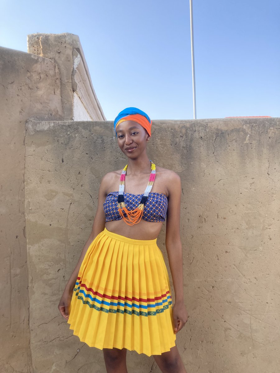 _fatsonthite's tweet image. Mokone wa ntshi dikgolo, moana thlantlhagane, nonyane e podudu, mokone ngwana wa thaba ya bogoshi, phuthi matlala

SePedi pleated wrap skirt by @museofffatso 
Photography by Naledi Nthite 

#bapedi #mokone #heritagemonth #southafrican #fatsocreations