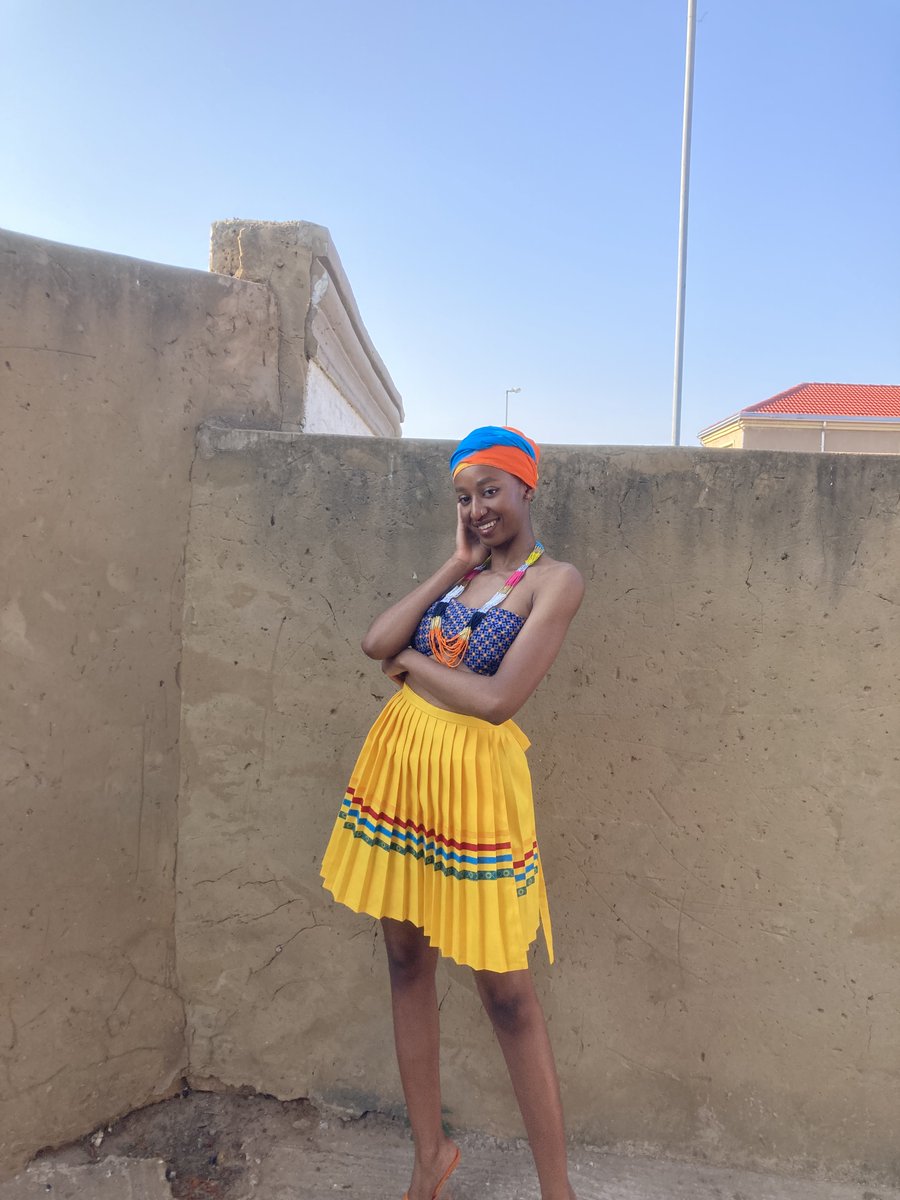 _fatsonthite's tweet image. Mokone wa ntshi dikgolo, moana thlantlhagane, nonyane e podudu, mokone ngwana wa thaba ya bogoshi, phuthi matlala

SePedi pleated wrap skirt by @museofffatso 
Photography by Naledi Nthite 

#bapedi #mokone #heritagemonth #southafrican #fatsocreations