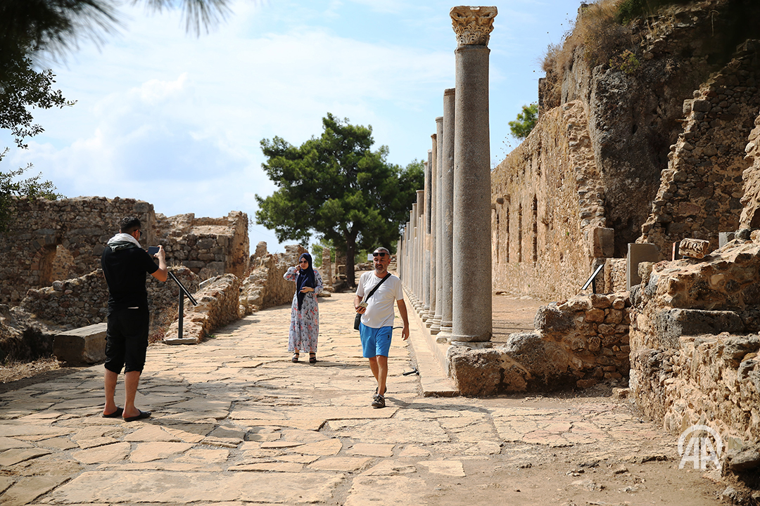 🏛️ Syedra Antik Kenti’nde 2 bin yıllık 46 sütun yerine dikildi

📍 Alanya’nın Seki Mahallesi’nde yer alıyor
⏳ Tarihi MÖ 9. yüzyıla kadar uzanıyor
🛠️ Kazı çalışmaları, Kültür ve Turizm Bakanlığı’nın desteğiyle yürütülüyor

v.aa.com.tr/3346058