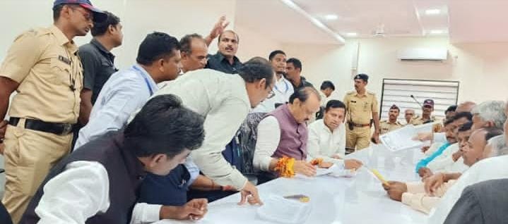 devidas0's tweet photo. @AjitPawarSpeaks मा.दादा आज उमेदच्या वतीने जे निवेदन देण्यात आलेले आहे.ते उमेद विभाग हा स्वतंत्र विभाग म्हणून मान्यता मिळावी व त्यामध्ये काम करणारे कर्मचारी यांना शासन सेवेत सामावून घ्यावे.तसेच केडर ला आशा,अंगणवाडी सेविका प्रमाणे दर्जाद्यावा. जेणे करून 84 लक्ष कुटुंब सक्षम होईल.महिला बचत गट https://t.co/z0UeHHEqRl
