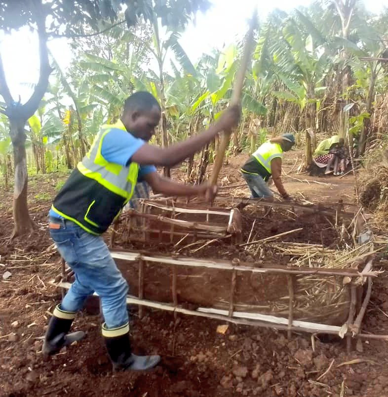 GicumbiN's tweet photo. None kuwa 30/09/2024 Mu rwego rwo gukomeza kurwanya imirire mibi ,
Urubyiruko rwa @GicumbiDistrict #Rushakisector bubakiye Umuturage utishoboye umurima w'imboga. https://t.co/Acp1EwvjBf