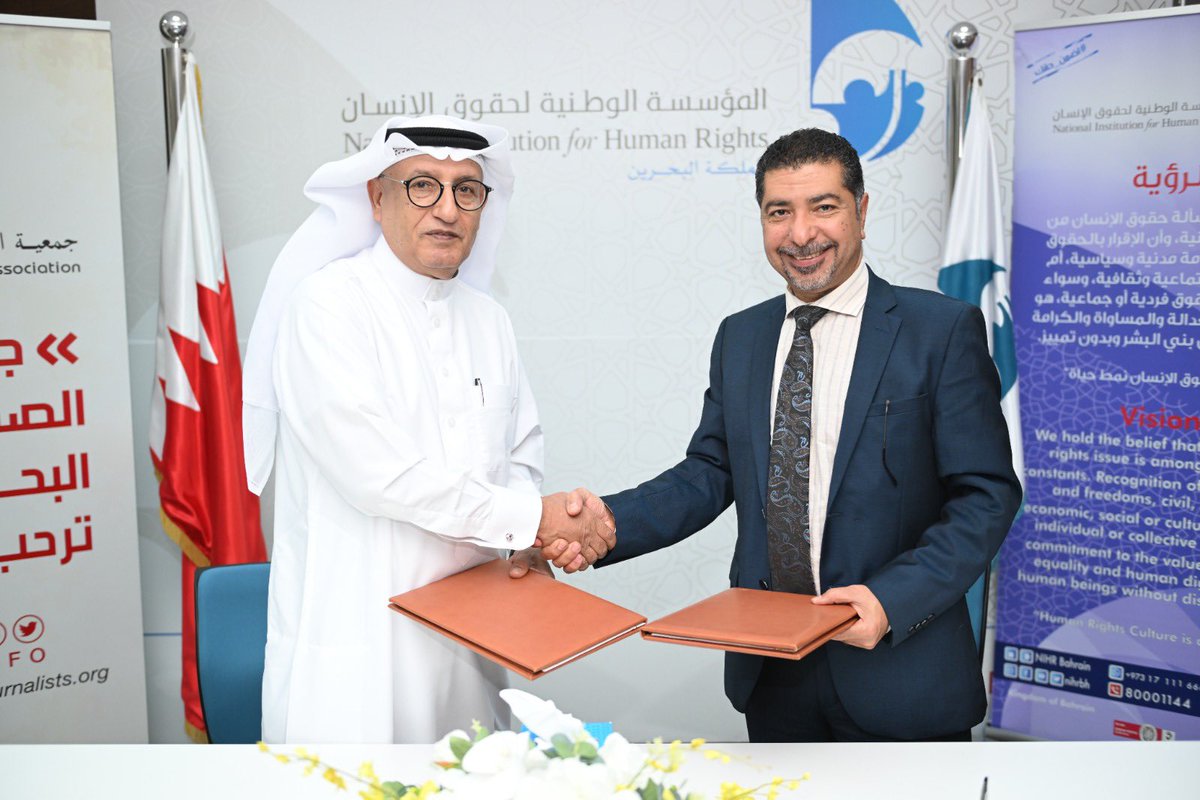 bjainfo's tweet photo. وقعت المؤسسة الوطنية لحقوق الإنسان وجمعية الصحفيين البحرينية مذكرة تفاهم بهدف تعزيز التعاون في مجال حقوق الإنسان.
وقد وقع المذكرة كل من المهندس علي أحمد الدرازي رئيس المؤسسة الوطنية لحقوق الإنسان، والأستاذ عيسى الشايجي رئيس مجلس إدارة جمعية الصحفيين البحرينية
#البحرين https://t.co/AtyscKGqr3