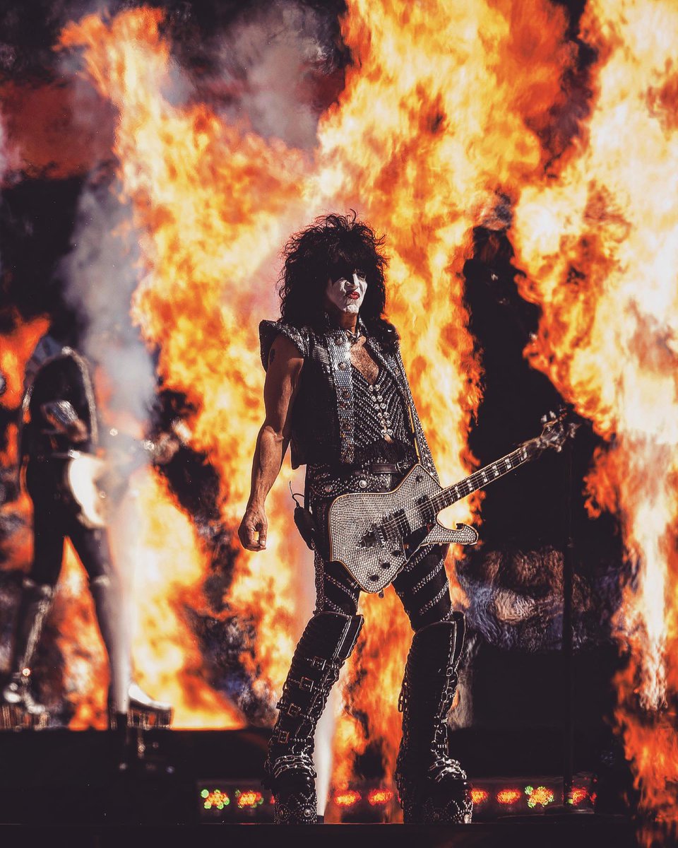 TheKissinTime's tweet photo. Hace un año The Hottest Band in the World en la gran final de la #AFL

📸Pockett Photography

#KISS #TheKissinTime #EndOfTheRoadWorldTour #KISS50 #usa #ericsinger #paulstanley #genesimmons #tommythayer #50years #KISSFinal50 #AFL #Australia https://t.co/qb6KKOC6vZ
