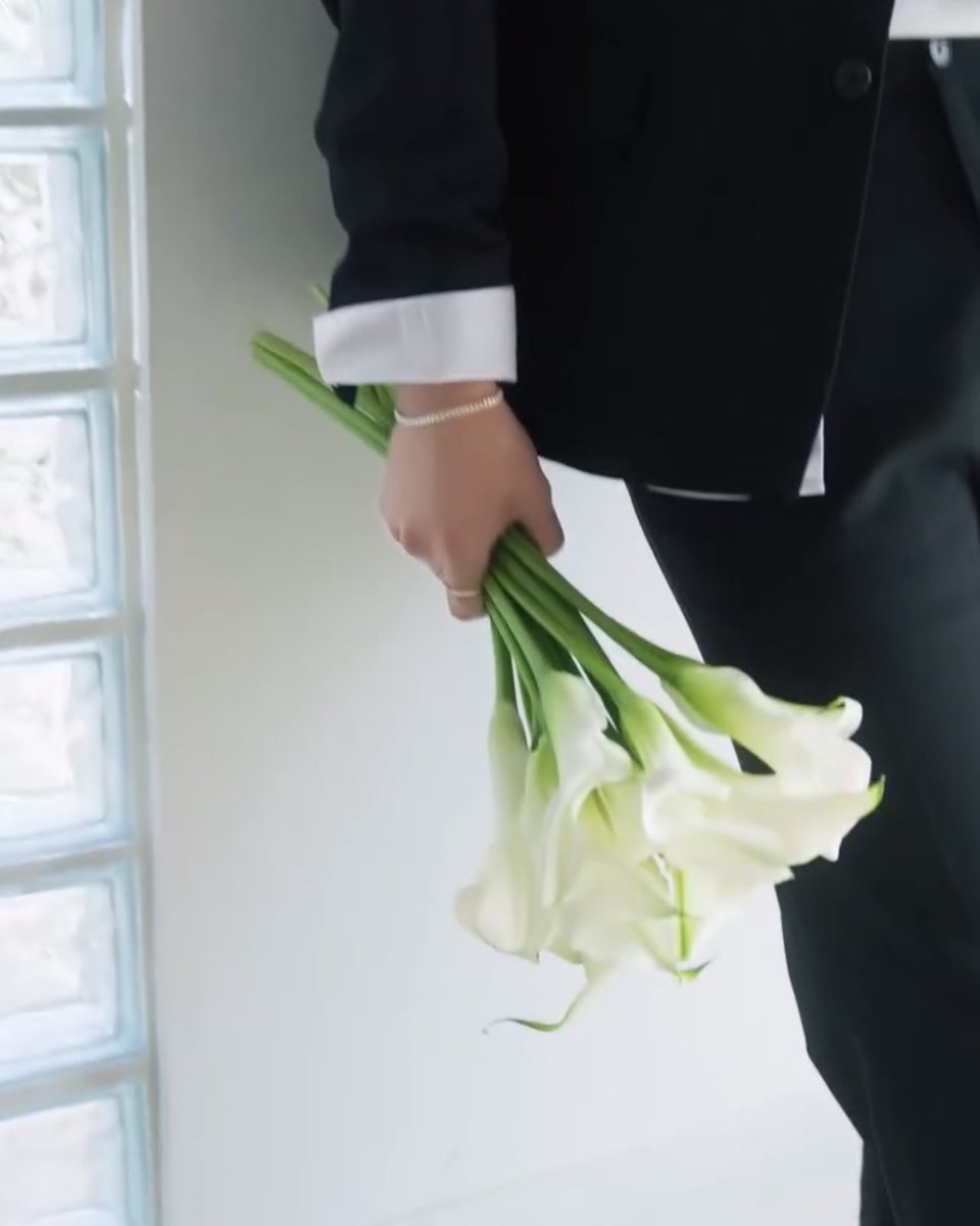 fromn_youngk's tweet photo. Waiting for the bride. https://t.co/R2VByWHgvV