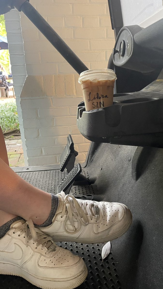 OMG We love Libras! Our resident Libra Lily approves of the Libra Latte, and we think you all will too! Come by to try this harmonious and elegant Lavender Chai 💜☕️
