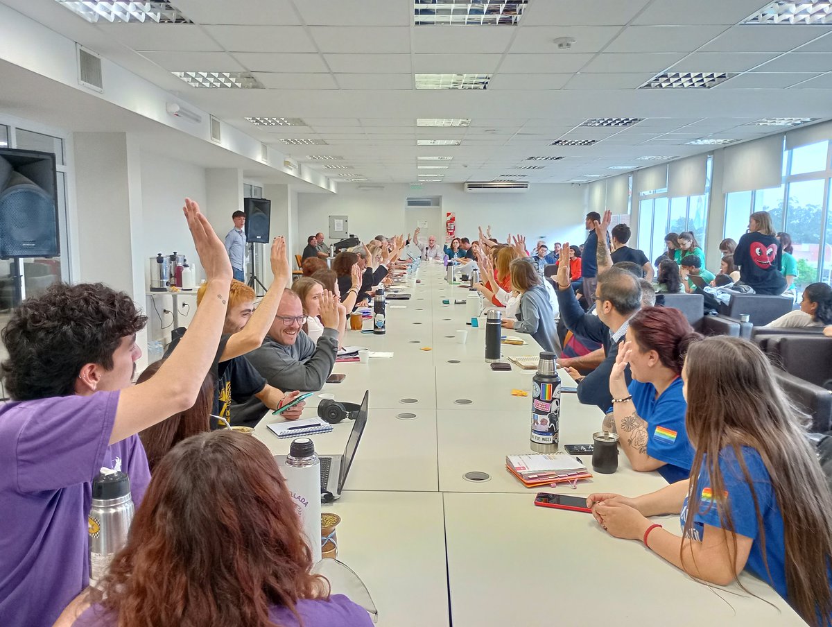 UNICEN_Oficial's tweet photo. Por unanimidad el Consejo Superior de @UNICEN_Oficial adhirió al último documento del @CINoficial que pide sostener la Ley de Financiamiento Universitario, en la antesala de la Marcha Federal Universitaria https://t.co/Mlibw9Nhcs