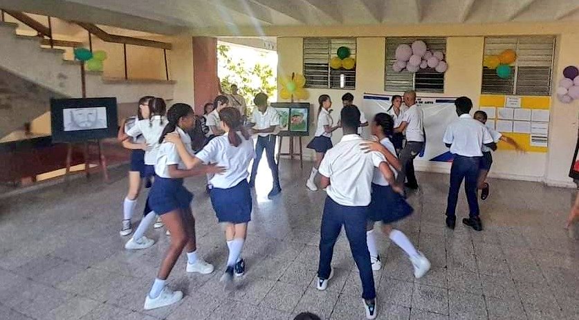 🏫Los estudiantes de #InstructoresDeArte de la Escuela Elemental de Arte "Raúl Gómez García" en #Holguín, quienes, bajo la guía de sus profesores, exploran y enriquecen la #IdentidadCubana a través de los bailes populares como el Casino. #ElArteDeEnseñarElArte #CubaEsCultura