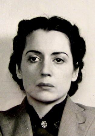 RealTimeWWII's tweet photo. German spies Vera Erickson &amp; Karl Drücke have been arrested in a Scottish railway station. Incriminating evidence: in their luggage were pistols, £400 of banknotes, a radio &amp; a half-eaten German sausage. https://t.co/7IvwCGU8Ne