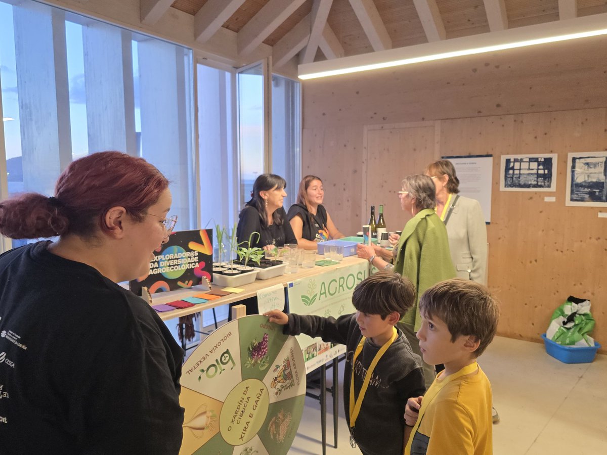 sanmor_lab's tweet photo. El pasado viernes tuvimos el placer de participar en la @GNight_gal, la Noche Europea de las Personas Investigadoras, compartiendo y acercando a los más pequeños (y no tan pequeños) el proyecto @AGROSUS_HE. ¡Gracias a todos por acompañarnos en esta experiencia única! 🌱 https://t.co/mpF6DK9Kgp