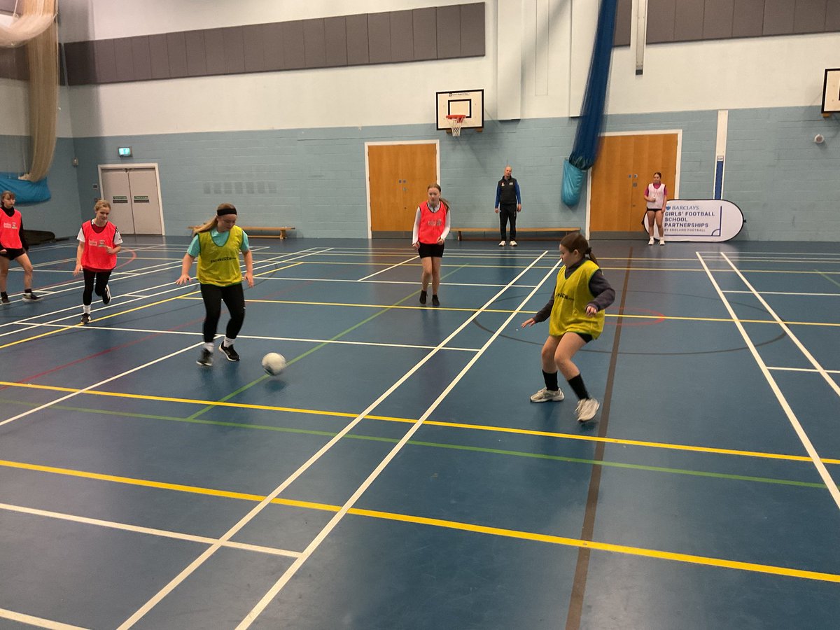 In partnership with <a href="/ActiveRutland/">Active Rutland</a> we delivered a Whistlers Young Referee Course at <a href="/LongFieldMelton/">Long Field Spencer Academy</a> on Saturday for students from across Melton, Belvoir and Rutland. Well done to the girls who attended 👏

#GirlsFootballinSchools #LetGirlsPlay