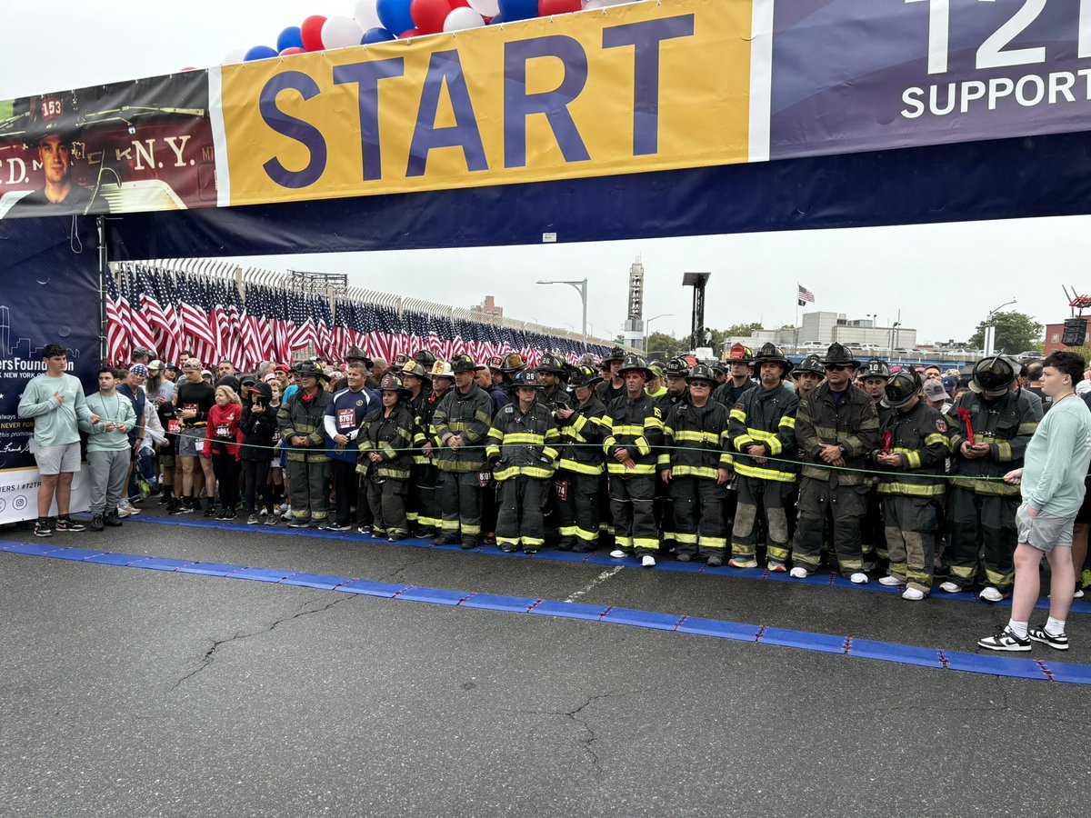 ByrneJamesT's tweet photo. On 9/11, @FDNY Firefighter Stephen Siller ran through the Battery Tunnel from Brooklyn to Manhattan to help in the recovery effort. He gave his life that fateful day. @SecretService NYC is proud to take part in the @Tunnel2Towers 5K that continues to honor Stephen’s sacrifice. https://t.co/krOcdHV5Xy