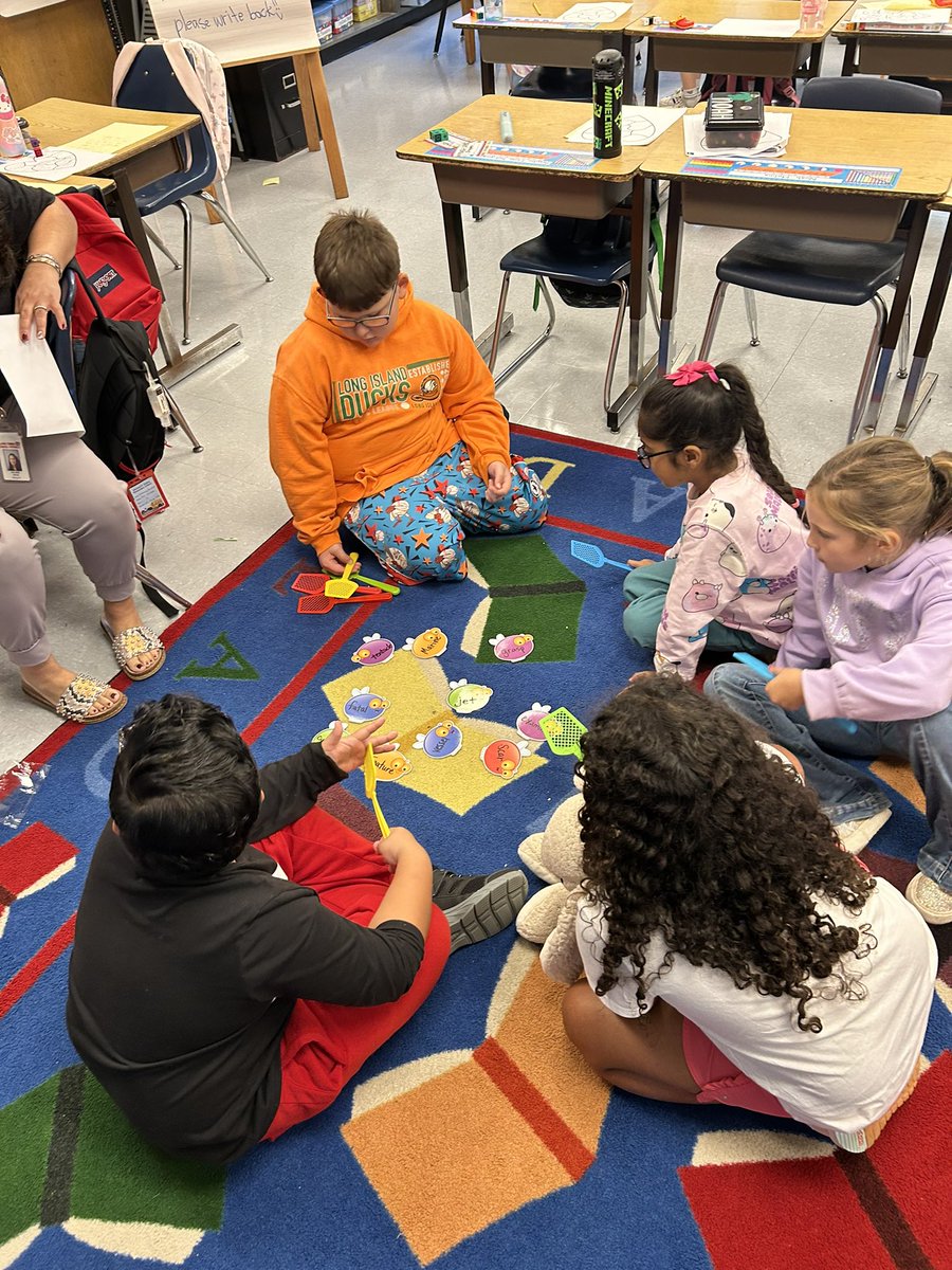 Last Thursday we practiced using our vocabulary words of the week in fun activity centers. This helped us review for the vocabulary test on Friday♥️