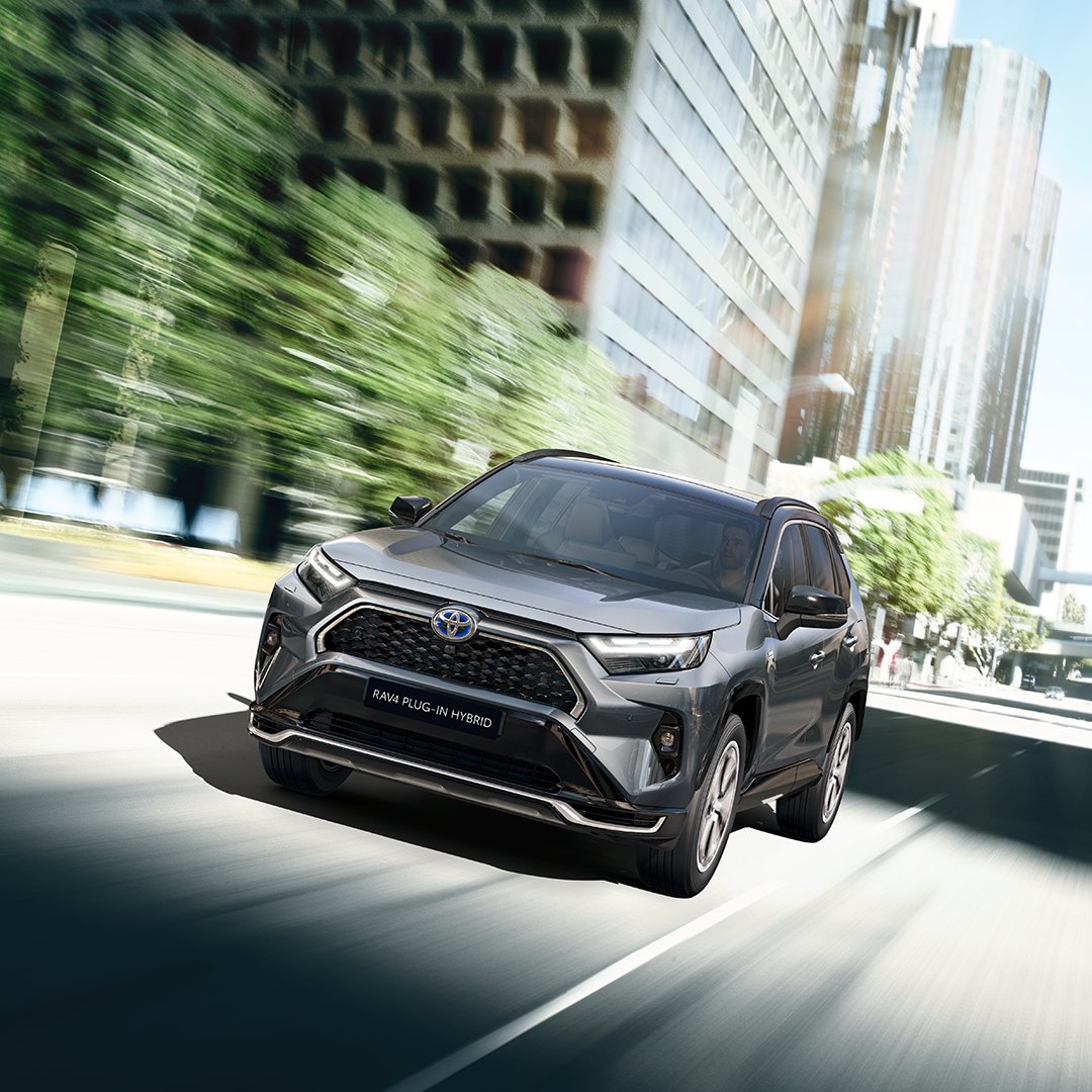 🚗⚡ El #RAV4 #PlugIn #Hybrid te lleva a un nuevo nivel de movilidad. Con 75 km de autonomía eléctrica, realiza tus trayectos diarios sin usar combustible.

Potencia, rendimiento y sostenibilidad en un solo SUV 🌍
Descúbrelo aquí 👉 bit.ly/RAV4PlugIn_Toy…

#LetsGoBeyond #Toyota