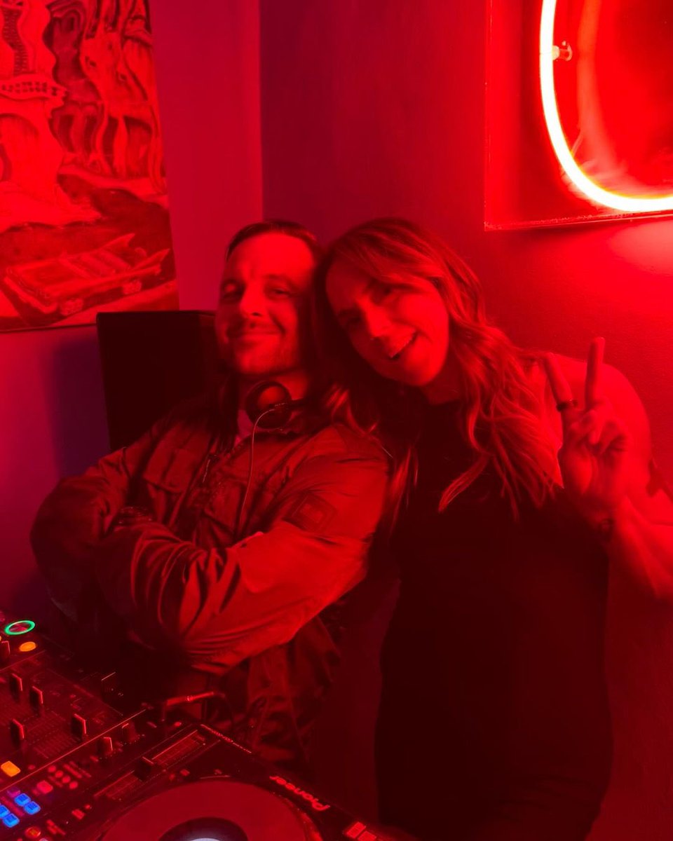 MelanieCupdates's tweet photo. 📸 &amp; 📹 | Additional content from Melanie C’s surprise DJ-set at #alunafunkyroom in Ibiza

(Picture &amp; video credits; alunafunkyroom on Instagram) https://t.co/cXvVMEVPzQ