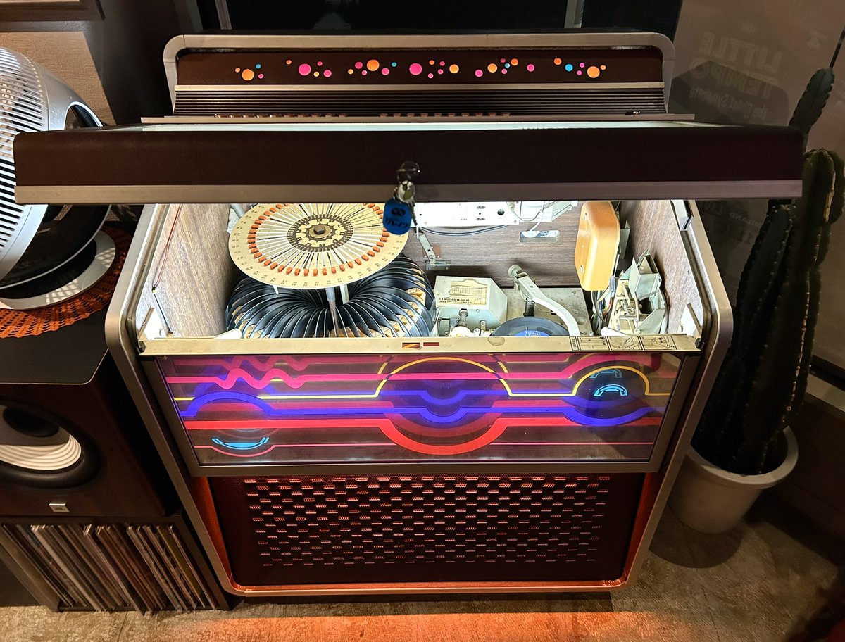 sasukejazz0033's tweet image. 仙台にあるレコードカフェバー「SUPER GOOD」（2018年開業）。ソウル歌手ジェームス•ブラウンを主軸とした1960〜70年代のブラックミュージック。息を吹き返した松下電器産業株式会社のジュークボックス。素敵なご夫妻の夢が詰まったセンス溢れるお店です🎵
#SuperGood  #JamesBrown