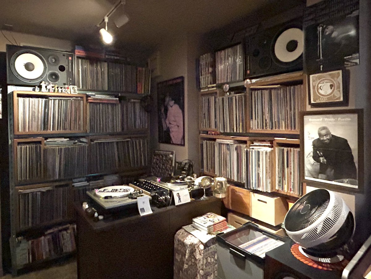 sasukejazz0033's tweet image. 仙台にあるレコードカフェバー「SUPER GOOD」（2018年開業）。ソウル歌手ジェームス•ブラウンを主軸とした1960〜70年代のブラックミュージック。息を吹き返した松下電器産業株式会社のジュークボックス。素敵なご夫妻の夢が詰まったセンス溢れるお店です🎵
#SuperGood  #JamesBrown
