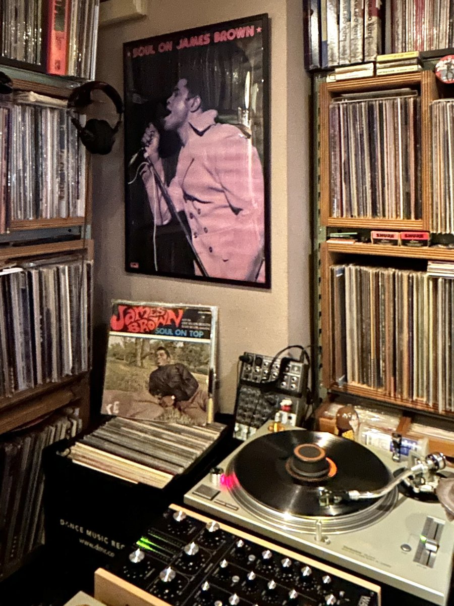 sasukejazz0033's tweet image. 仙台にあるレコードカフェバー「SUPER GOOD」（2018年開業）。ソウル歌手ジェームス•ブラウンを主軸とした1960〜70年代のブラックミュージック。息を吹き返した松下電器産業株式会社のジュークボックス。素敵なご夫妻の夢が詰まったセンス溢れるお店です🎵
#SuperGood  #JamesBrown