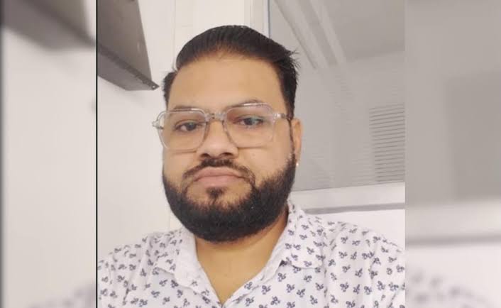 "45 दिनों से सोया तक नहीं हूं. मुश्किल से कुछ खा पा रहा हूं. सोचने समझने की शक्ति नहीं रही है. मैं बहुत स्ट्रेस में हूं..."

काम के दबाव के चलते उत्तर प्रदेश के झांसी में रहने वाले 42 साल के तरुण सक्सेना ने अपनी जान दे दी. तरुण बजाज फाइनेंस में एरिया मैनेजर के तौर पर काम करते थे.