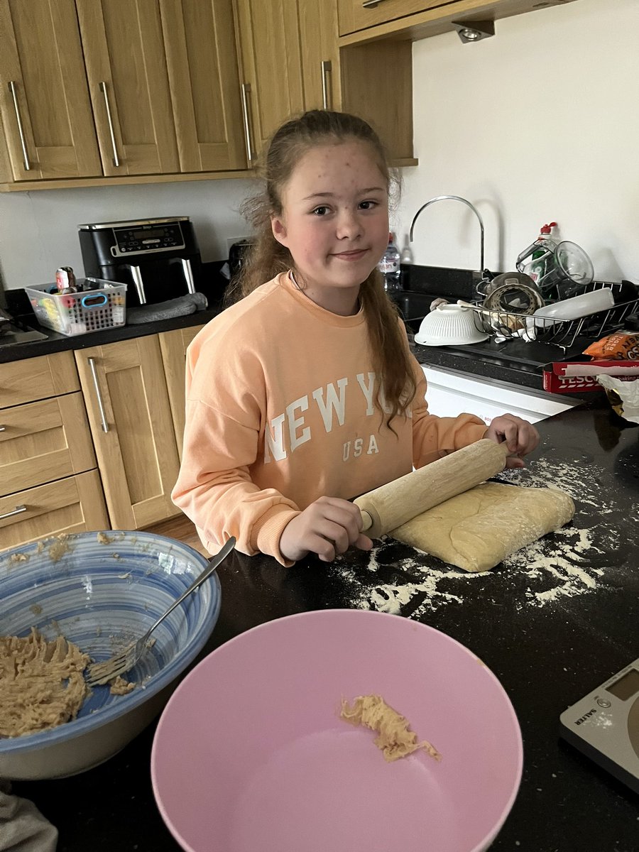 MarieStu78's tweet photo. @P6StMichaels @SMPG1964 these girls baking following there project where our food comes from https://t.co/DOtqZtdpYm