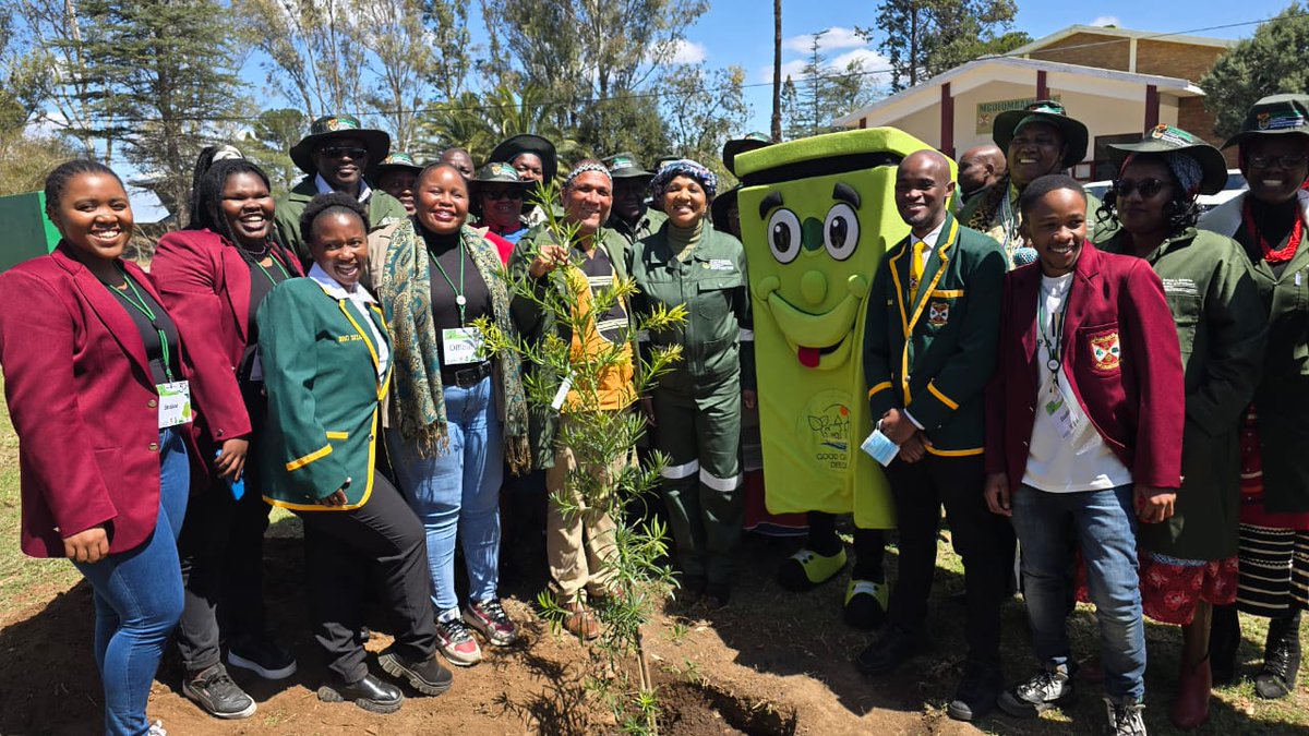 environmentza's tweet photo. Throughout the 2024 Arbor Month Campaign, we successfully planted 3,000 trees, contributing to our goal of a sustainable environment for all. Thank you to everyone who participated and supported this vital initiative! #ArborMonth2024 #DFFE #GoodGreenDeeds https://t.co/68wZW8nX0m