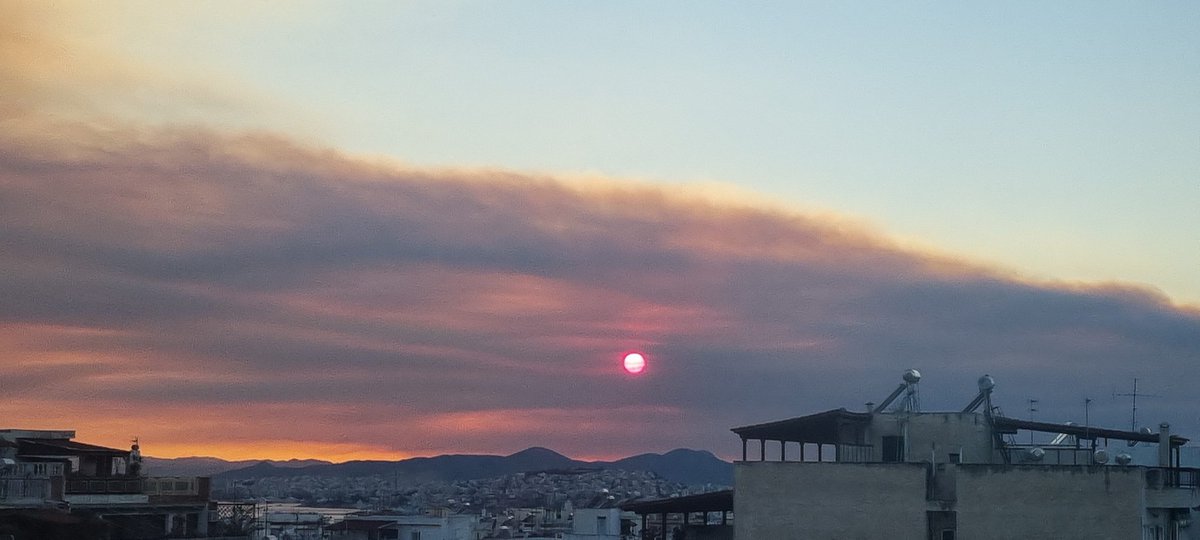 Μόνιμα απόκοσμη η πρωτεύουσα....  Κάθε φορά και για άλλο λόγο. 
#φωτιά #Ξυλοκαστρο