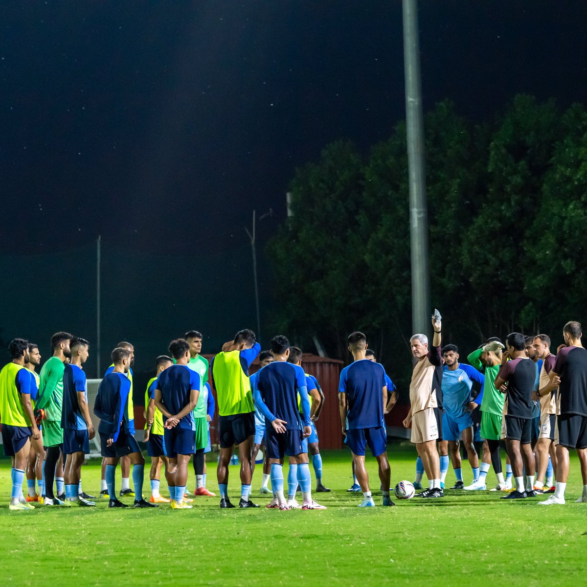 IndianFootball's tweet photo. Manolo Márquez names 26 probables for Vietnam Tri-Nation friendly tournament.
Goalkeepers: Gurpreet Singh Sandhu, Amrinder Singh, Vishal Kaith.

Defenders: Nikhil Poojary, Rahul Bheke, Chinglensana Singh Konsham, Anwar Ali, Aakash Sangwan, Subhasish Bose, Asish Rai, Mehtab Singh, Roshan Singh Naorem.

Midfielders: Suresh Singh Wangjam, Lalrinliana Hnamte, Jeakson Singh Thounaojam, Nandhakumar Sekar, Brandon Fernandes, Anirudh Thapa, Liston Colaco, Lalengmawia, Lallianzuala Chhangte.

Forwards: Edmund Lalrindika, Farukh Chaudhary, Manvir Singh, Vikram Partap Singh, Rahim Ali.

For more details ⬇️
https://t.co/mXZ7MQGH38

#IndianFootball⚽️