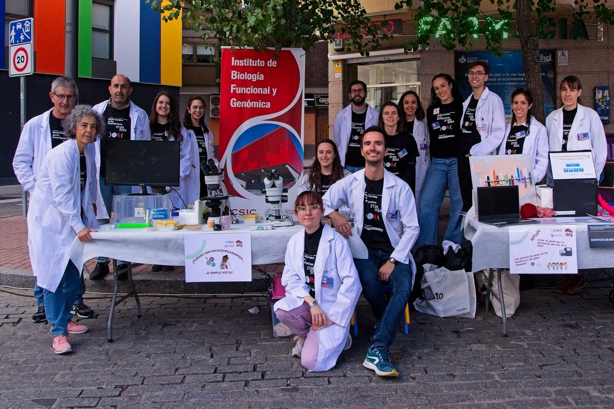 Exitazo de la #nocheeuropeadelosinvestigadores en el Barrio del Oeste de <a href="/aytoSalamanca/">Ayuntamiento Salamanca</a>! Actividad organizada por <a href="/UCCiUSAL/">Unidad de Cultura Científica y de la Innovación</a> de la <a href="/usal/">Universidad de Salamanca</a>, con la participación de los investigadores/as del IBFG, que una vez más despertaron el interés de quienes se acercaron a su stand. 👨‍🔬👩‍🔬🔬