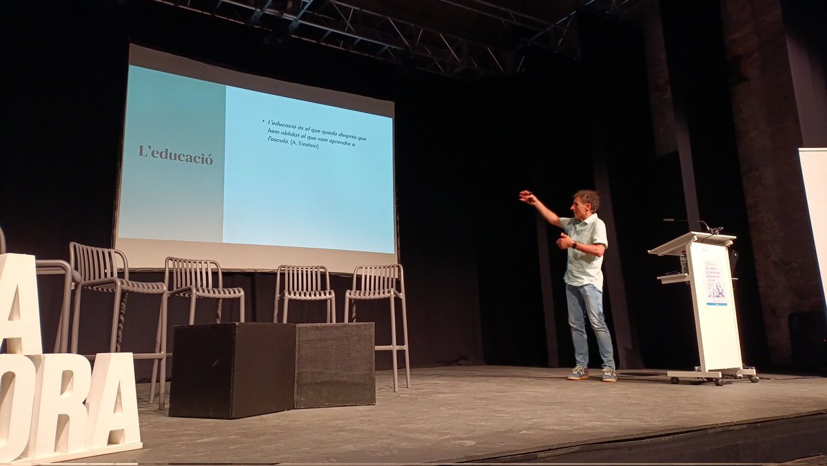 #EducacióGirona (@educacio_gi) on Twitter photo <a href="/QueraltVilaV/">Queralt Vila</a> <a href="/Girona_Cat/">Ajuntament de Girona</a> Comença la ponència de Pere Soler (<a href="/psolerm/">Pere Soler</a>): DELS REPTES A LES OPORTUNITATS EDUCATIVES DE LA CIUTAT.
"Tots i totes som agents educatius. La ciutat també és un agent educatiu que fa canviar a les persones. La ciutat educadora." <a href="/QueraltVilaV/">Queralt Vila</a> <a href="/Girona_Cat/">Ajuntament de Girona</a> Comença la ponència de Pere Soler (<a href="/psolerm/">Pere Soler</a>): DELS REPTES A LES OPORTUNITATS EDUCATIVES DE LA CIUTAT.
"Tots i totes som agents educatius. La ciutat també és un agent educatiu que fa canviar a les persones. La ciutat educadora."