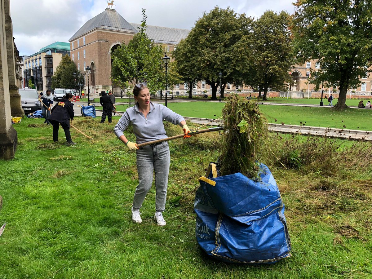 Your Park Bristol & Bath (@yourparkbb) on Twitter photo 🌷 For the last 4yrs We've partnered with <a href="/HLInvest/">Hargreaves Lansdown</a> & <a href="/avonwt/">Avon Wildlife Trust</a> to curate the beautiful wildflower meadows at College Green.
Following <a href="/GretaThunberg/">Greta Thunberg</a> visit to #Bristol, we planted the meadows & last week an HL team came out to scythe them, helping the flowers thrive next year 🌱 🌷 For the last 4yrs We've partnered with <a href="/HLInvest/">Hargreaves Lansdown</a> & <a href="/avonwt/">Avon Wildlife Trust</a> to curate the beautiful wildflower meadows at College Green.
Following <a href="/GretaThunberg/">Greta Thunberg</a> visit to #Bristol, we planted the meadows & last week an HL team came out to scythe them, helping the flowers thrive next year 🌱