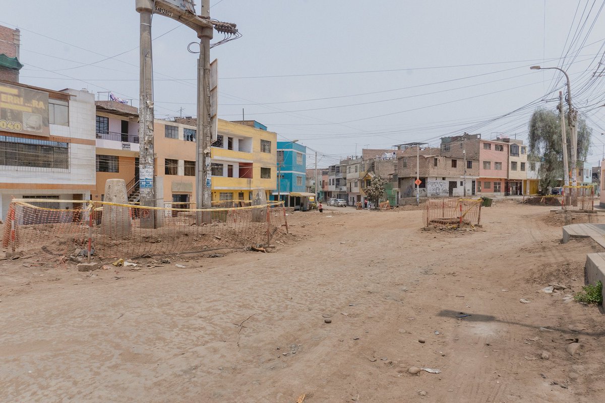NormaYarrowL's tweet image. Las obras para el mejoramiento del tránsito vehícular y peatonal de la Av. Miguel Grau y el Jr. Isidro Alcíbar en San Martín de Porres, están atrasadas. Los técnicos del Gobierno Regional de #Lima señalan que #Sedapal indica interferencias y por ello la demora. Precisan que el…