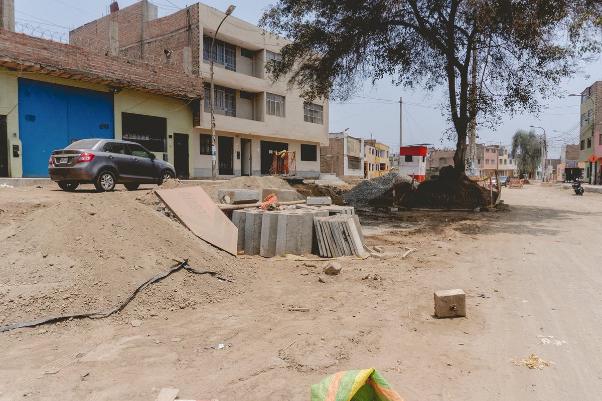 NormaYarrowL's tweet image. Las obras para el mejoramiento del tránsito vehícular y peatonal de la Av. Miguel Grau y el Jr. Isidro Alcíbar en San Martín de Porres, están atrasadas. Los técnicos del Gobierno Regional de #Lima señalan que #Sedapal indica interferencias y por ello la demora. Precisan que el…
