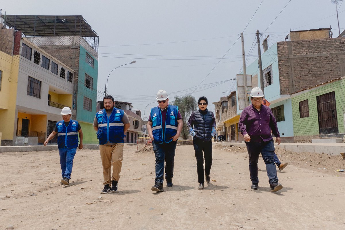 NormaYarrowL's tweet image. Las obras para el mejoramiento del tránsito vehícular y peatonal de la Av. Miguel Grau y el Jr. Isidro Alcíbar en San Martín de Porres, están atrasadas. Los técnicos del Gobierno Regional de #Lima señalan que #Sedapal indica interferencias y por ello la demora. Precisan que el…