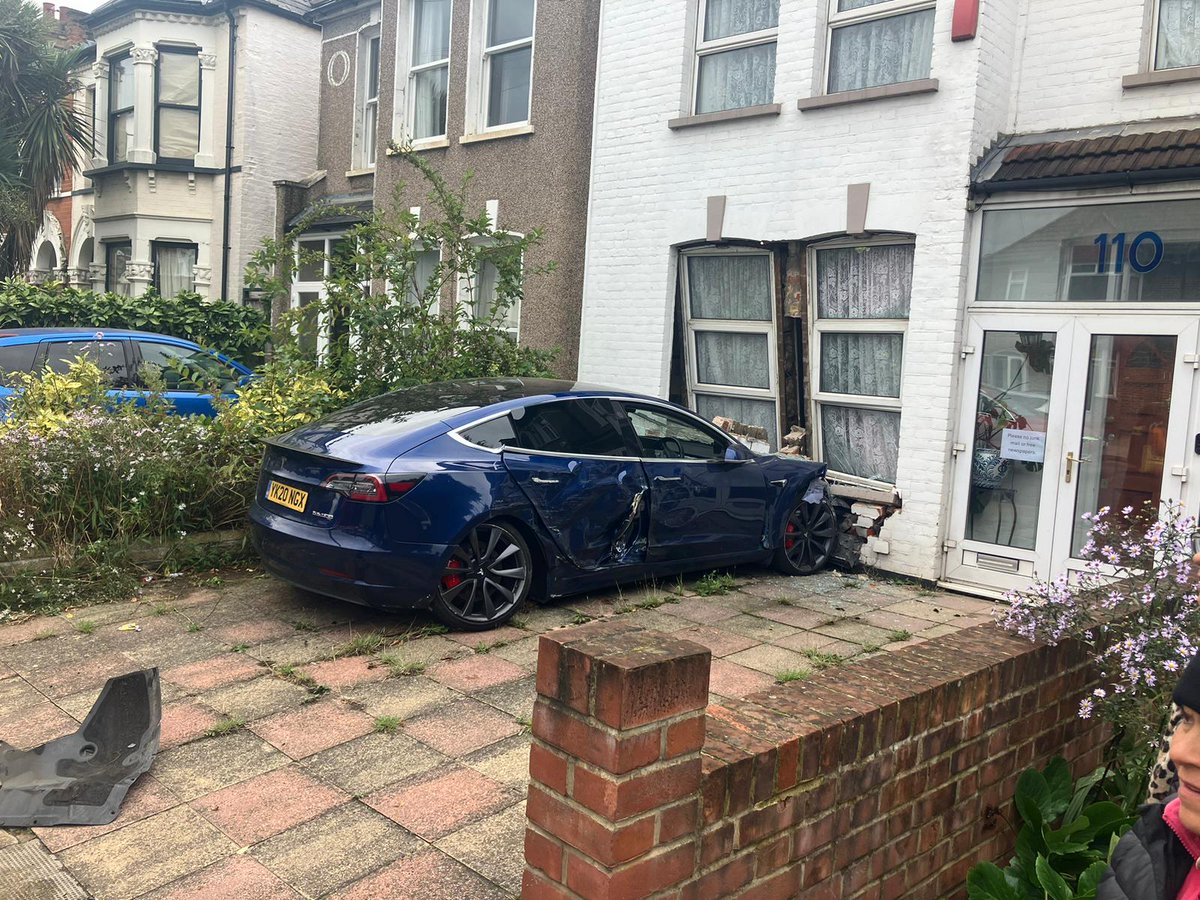 CatfordParking's tweet image. Third day, third crash. All within a few hundred metres of each other. 

This time a driver has ploughed straight into a house on Verdant Lane, Catford. 

When will this road danger be sorted out?!

x.com/CatfordParking…