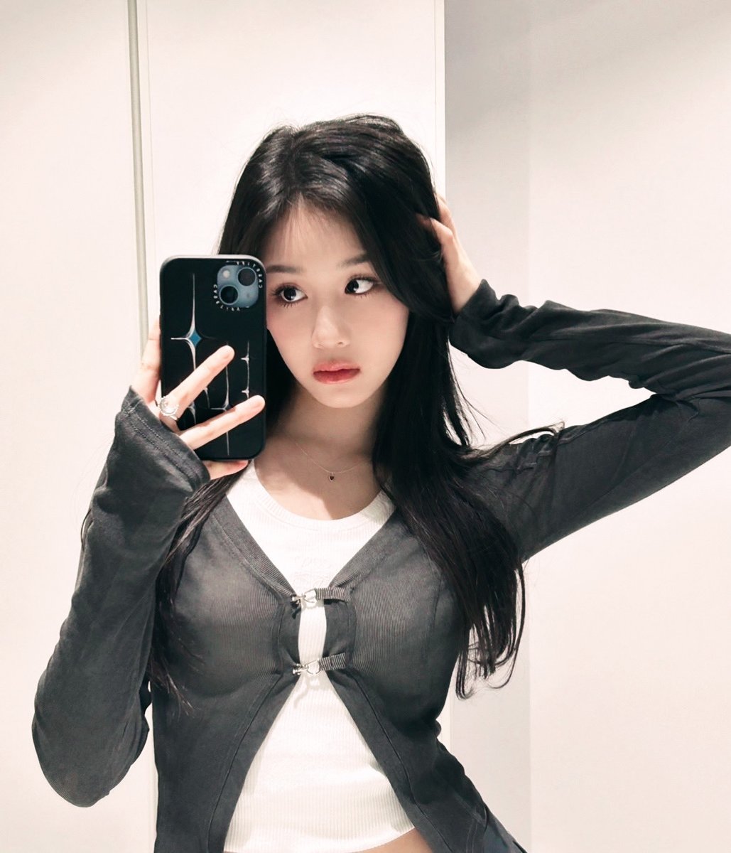 ─── 🪞๋࣭ ⭑   𝚂𝚝𝚛𝚒𝚔𝚎    ૮₍˶ •. • ⑅₎ა     𝙖 𝙥𝙤𝙨𝙚!   그냥 평범한 날이야. 별건 없지만, 캐주얼하게 입어도 멋있을 수 있다고 누가 그래? 🐈‍⬛  ───   ۫ ︵ ׅ ࣪ ⊹