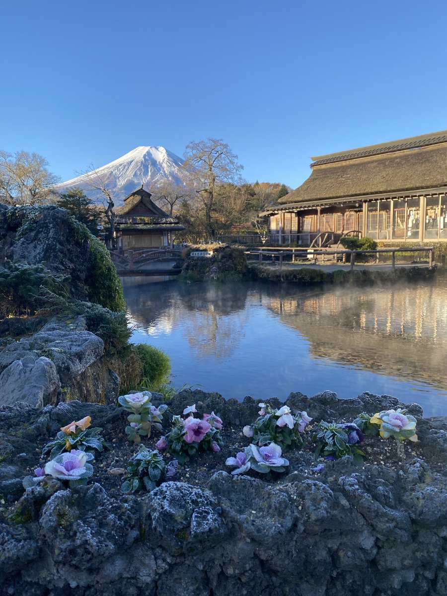 PowerOp's tweet image. 去年底的事，開車載我家某人一大早到了忍野八海拍富士山，來了一位女士，我們兩方互相幫忙拍照

女士：「你们是中国人吗？」
我客氣地回：「我們是台灣來的」