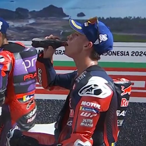 crash_motogp's tweet photo. Out of context MotoGP: https://t.co/muUhTAdZBC