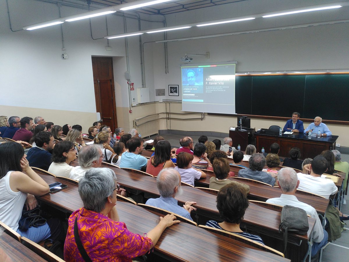 CuscUB's tweet photo. L'Aula Joan Maragall de @FilComUB plena en reconeixement de les aportacions d'Emili Boix Fuster a la recerca i la docència sociolingüística a @filcatUB i @CuscUB.

Gràcies, Emili! https://t.co/9sLAfl49MM