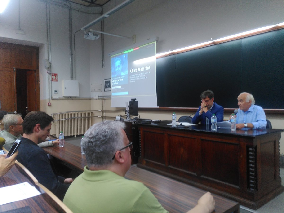 CuscUB's tweet photo. L'Aula Joan Maragall de @FilComUB plena en reconeixement de les aportacions d'Emili Boix Fuster a la recerca i la docència sociolingüística a @filcatUB i @CuscUB.

Gràcies, Emili! https://t.co/9sLAfl49MM