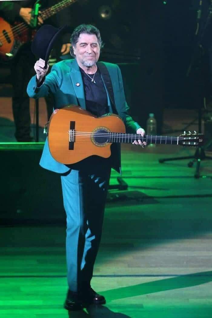 Y si quieres, también
puedo ser tu estación y tu tren
tu mal y tu bien, tu pan y tu vino.
Tu pecado, tu Dios, tu asesino.
O tal vez esa sombra
que se tumba a tu lado en la alfombra
a la orilla de la chimenea
a esperar que suba la marea. 

J. Sabina