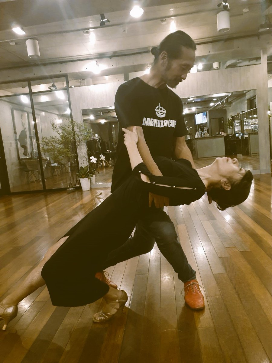 先日はGYU先生のアルゼンチンタンゴ。テーマはボレオ。
ボディの動きと膝下の振り上げが連動すると、気持ちがイイ😍

GYU先生は、社交ダンスを嗜まない、生粋のアルゼンチンタンゴダンサー。だから、身体の使い方のアプローチが全然違って新鮮‼️身体の「揺れ」を感じて踊るとか。繊細で濃厚な感覚💓