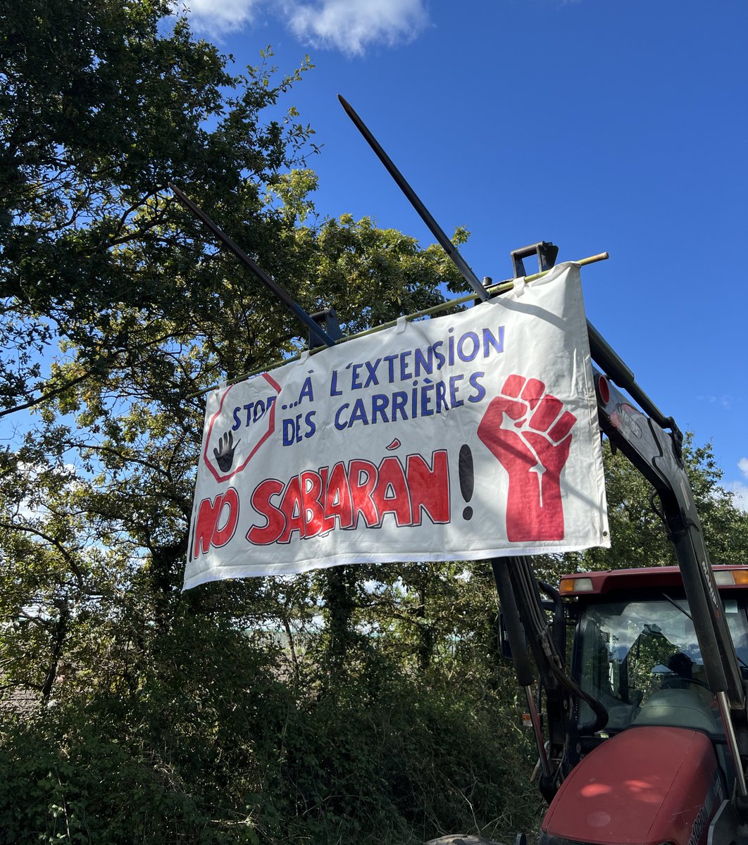 WilliamAucant's tweet photo. 🎥🚜 Retour en images de la manif’ à #SaintColomban contre l’extension des carrières de sable ! Un micro-reportage sur place pour rappeler l’urgence de repenser nos modes de production et de préserver nos terres et notre eau. Ensemble, on ne lâche rien ! #TêteDansLeSable 🌱💧✊ https://t.co/FNWwaOUw6J