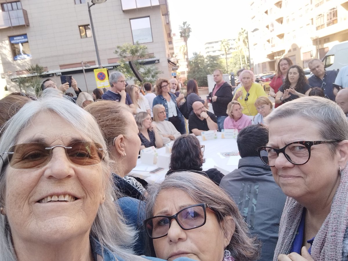 Ayer acudimos a la <a href="/falla_elpalau/">Falla Antiga Senda Senent-Alameda</a> para estar presentes en el primer encuentro entre discapacidad y el mundo fallero. 
--
Ahir vam acudir a la <a href="/falla_elpalau/">Falla Antiga Senda Senent-Alameda</a> per a ser presents en la primera trobada entre discapacitat i el món faller.